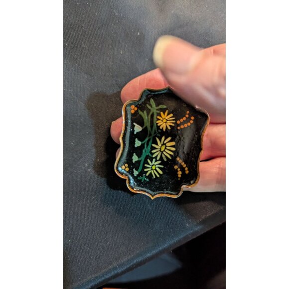 Vintage Toleware Hand-Painted Floral Brooch Pin Black Scalloped Retro Metal 2"x1 - Picture 2 of 5
